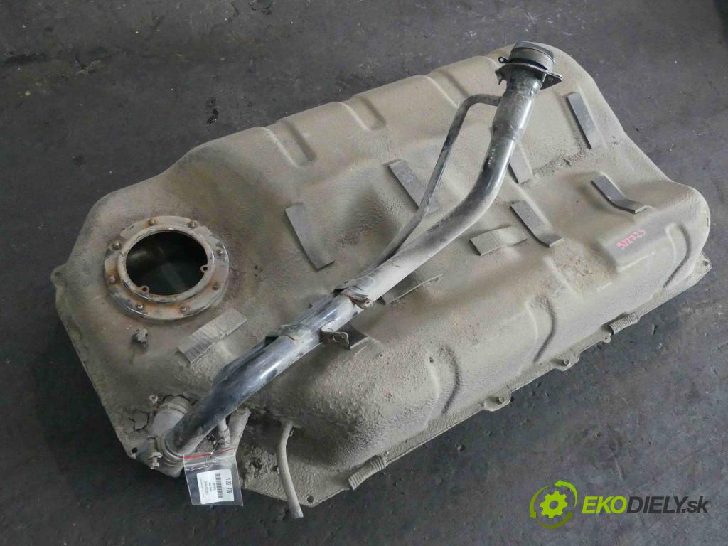 Suzuki Kizashi 2.4 16v 178KM manual 131 kW 2393 cm3 4- Nádrž: paliva  (Nádrže)