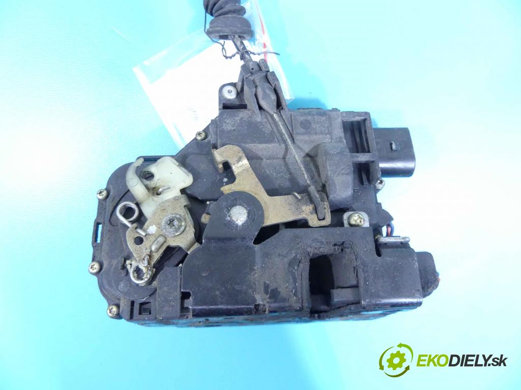 Vw Bora 1.6 16v 105 hp manual 77 kW 1598 cm3 4- zámek přední pravý