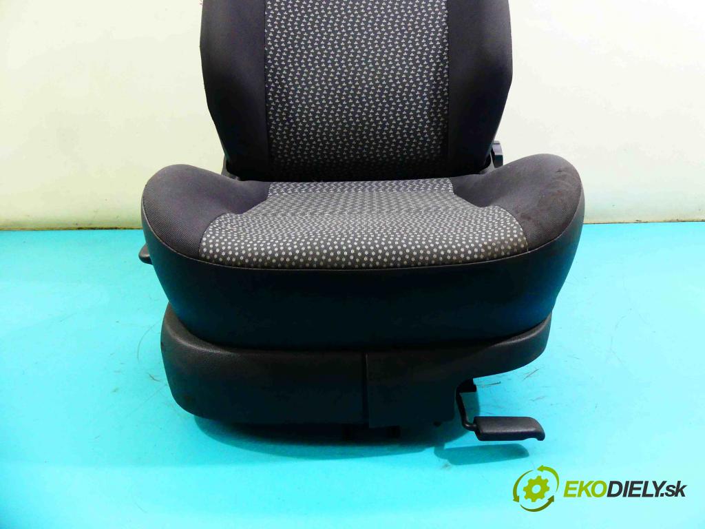 Seat Arosa 1.0 mpi 50KM manual 37 kW 999 cm3 3- Sedačka pravý  (Sedačky, sedadlá)