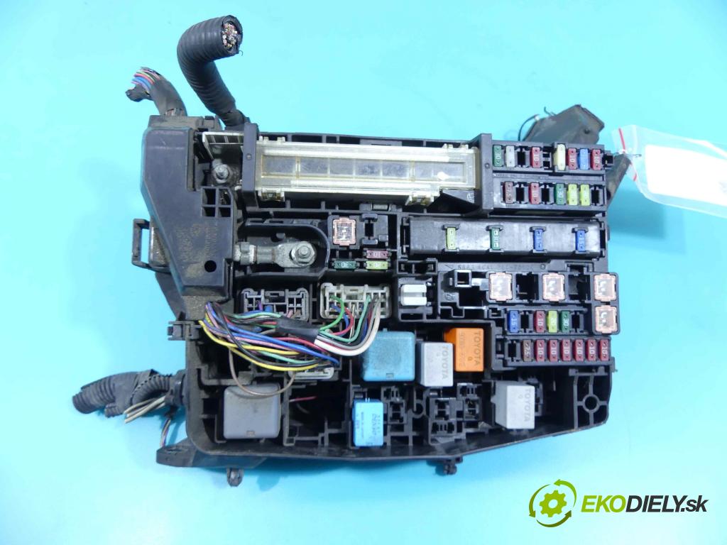 Toyota Avensis III T27 2009-2018 2.0 D4D 126 hp manual 93 kW 1998 cm3 5- skříňka pojistková 7233 R0A1 (Pojistkové skříňky)