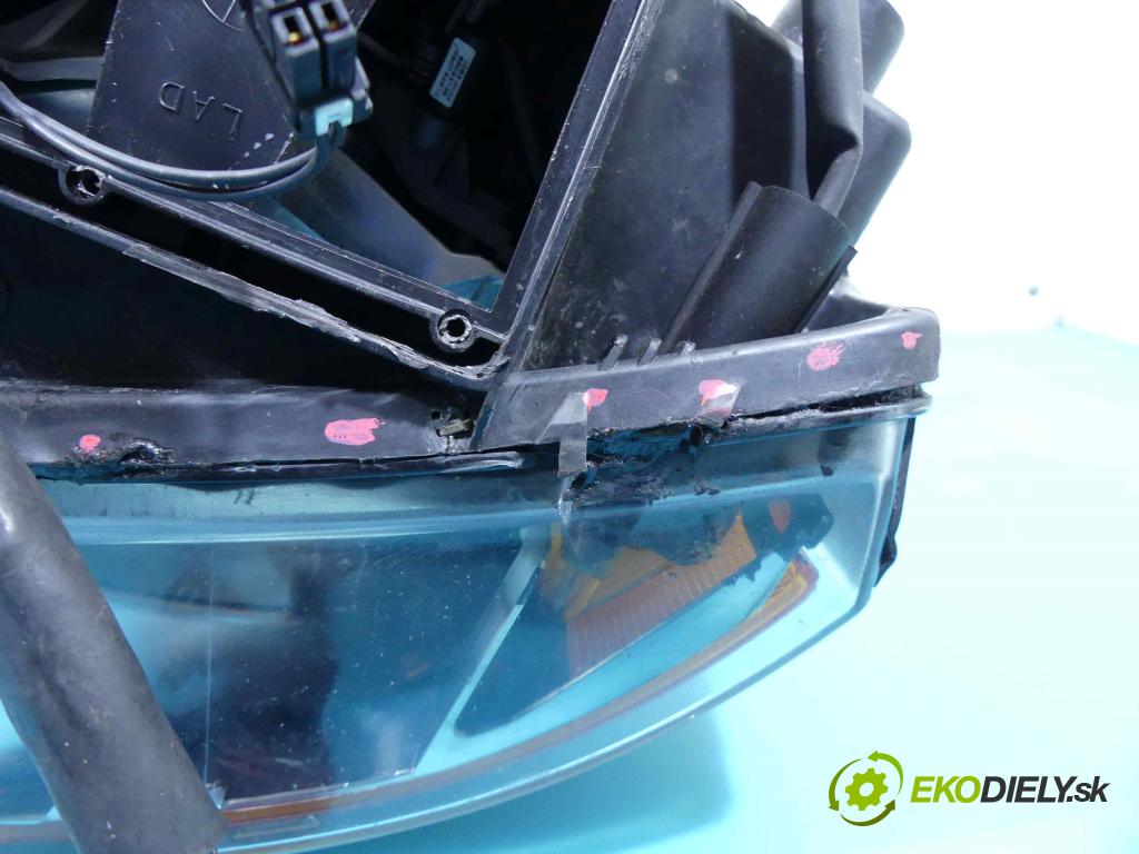 Volvo XC90 I 2002-2014 2.4 D5 163 HP automatic 120 kW 2401 cm3 5- Reflektor: pravý 30655910 (Pravé)