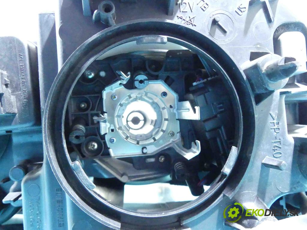 Volvo XC90 I 2002-2014 2.4 D5 163 HP automatic 120 kW 2401 cm3 5- Reflektor: pravý 30655910 (Pravé)