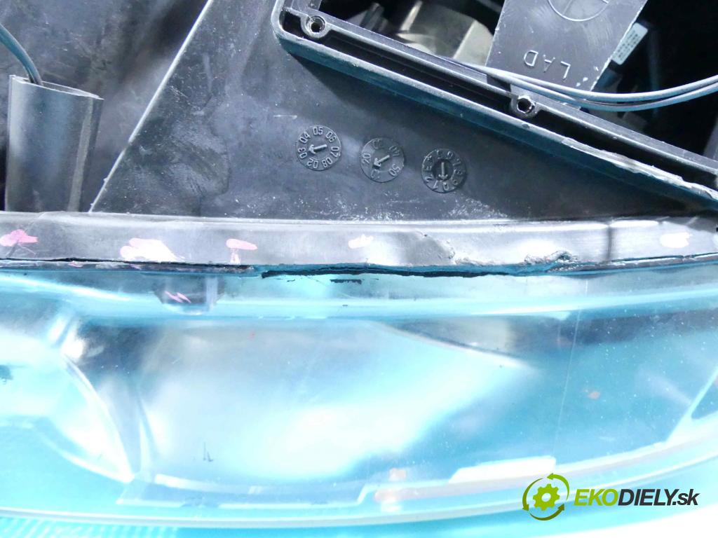 Volvo XC90 I 2002-2014 2.4 D5 163 HP automatic 120 kW 2401 cm3 5- Reflektor: pravý 30655910 (Pravé)