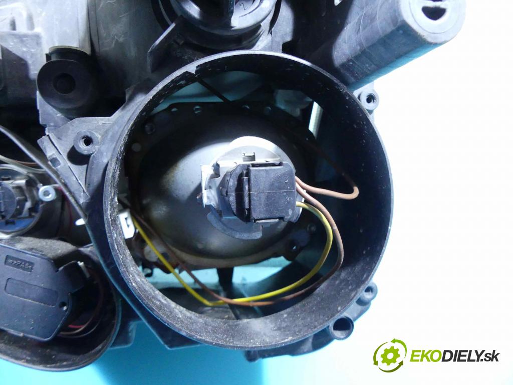 Opel Vectra C 2002-2008 1.9 cdti 120 HP manual 88 kW 1910 cm3 5- Reflektor: pravý  (Pravé)