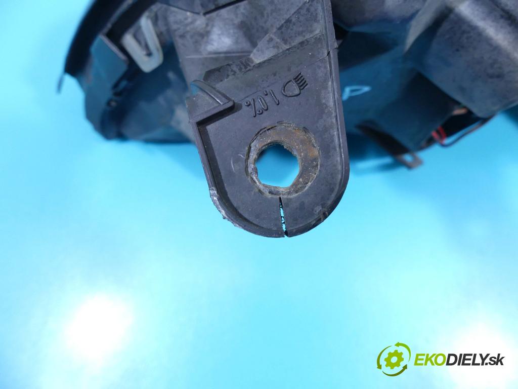 Opel Vectra C 2002-2008 1.9 cdti 120 HP manual 88 kW 1910 cm3 5- Reflektor: pravý  (Pravé)