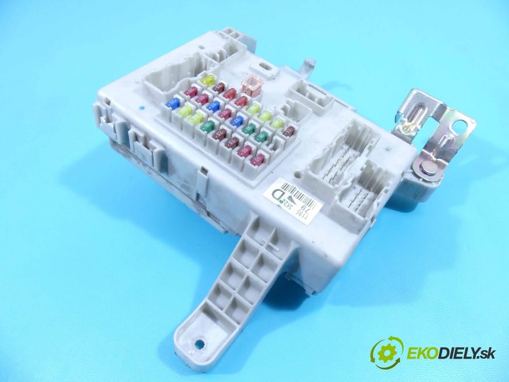 Toyota Land Cruiser J120 2002-2010 3.0 D4D 163 hp automatic 120 kW 2982 cm3 5- skříňka pojistková 81980-50030 (Pojistkové skříňky)