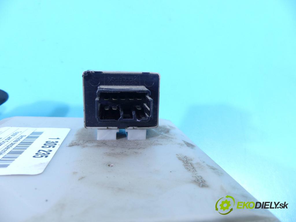 Toyota Land Cruiser J120 2002-2010 3.0 D4D 163 hp automatic 120 kW 2982 cm3 5- skříňka pojistková 81980-50030 (Pojistkové skříňky)