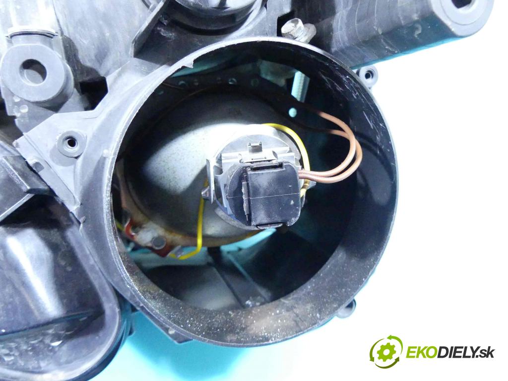 Opel Vectra C 2002-2008 1.9 cdti 150 HP manual 110 kW 1910 cm3 5- Reflektor: pravý  (Pravé)