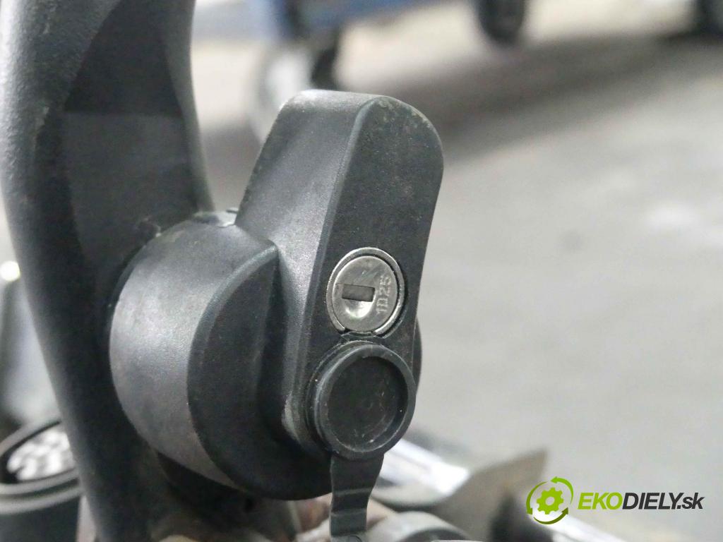 Volvo V40 II 2012-2019 1.6 D2 114 hp manual 84 kW 1560 cm3 5- oko tažné 30756548