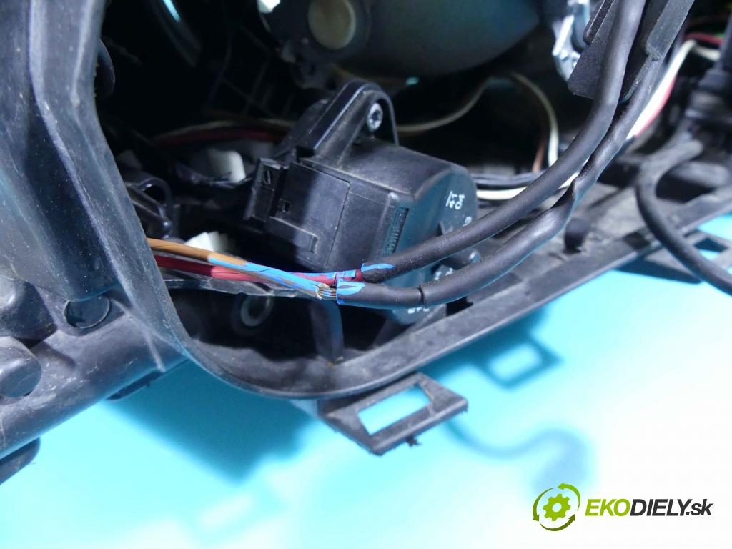 Audi A6 C6 2004-2011 3.0 TDI 224hp automatic 165 kW 2967 cm3 4- Reflektor: pravý  (Pravé)