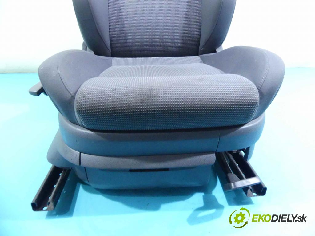 Vw Polo IV 9N 2001-2009 1.2 12V 64 HP manual 47 kW 1198 cm3 5- Sedačka pravý  (Sedačky, sedadlá)