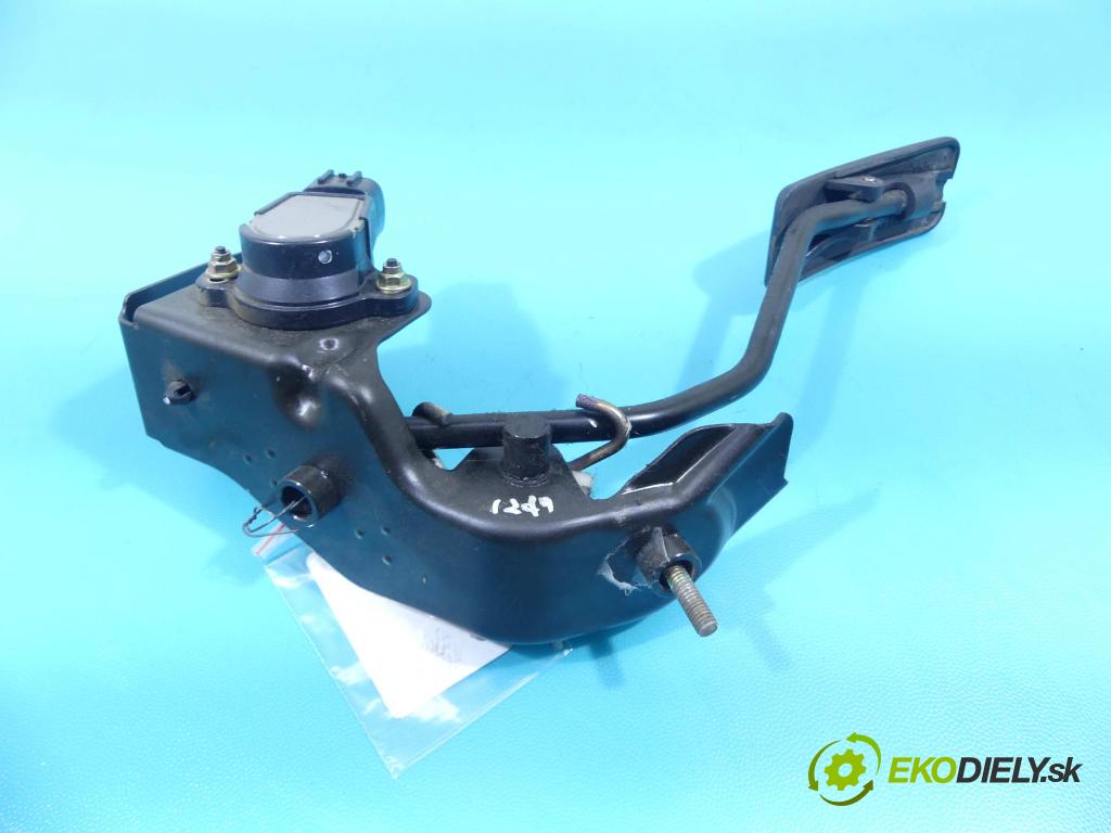 Toyota Corolla Verso II 2004-2009 2.0 D4D 116 HP manual 85 kW 1995 cm3 5- pedále 89281-52021 (Pedále)