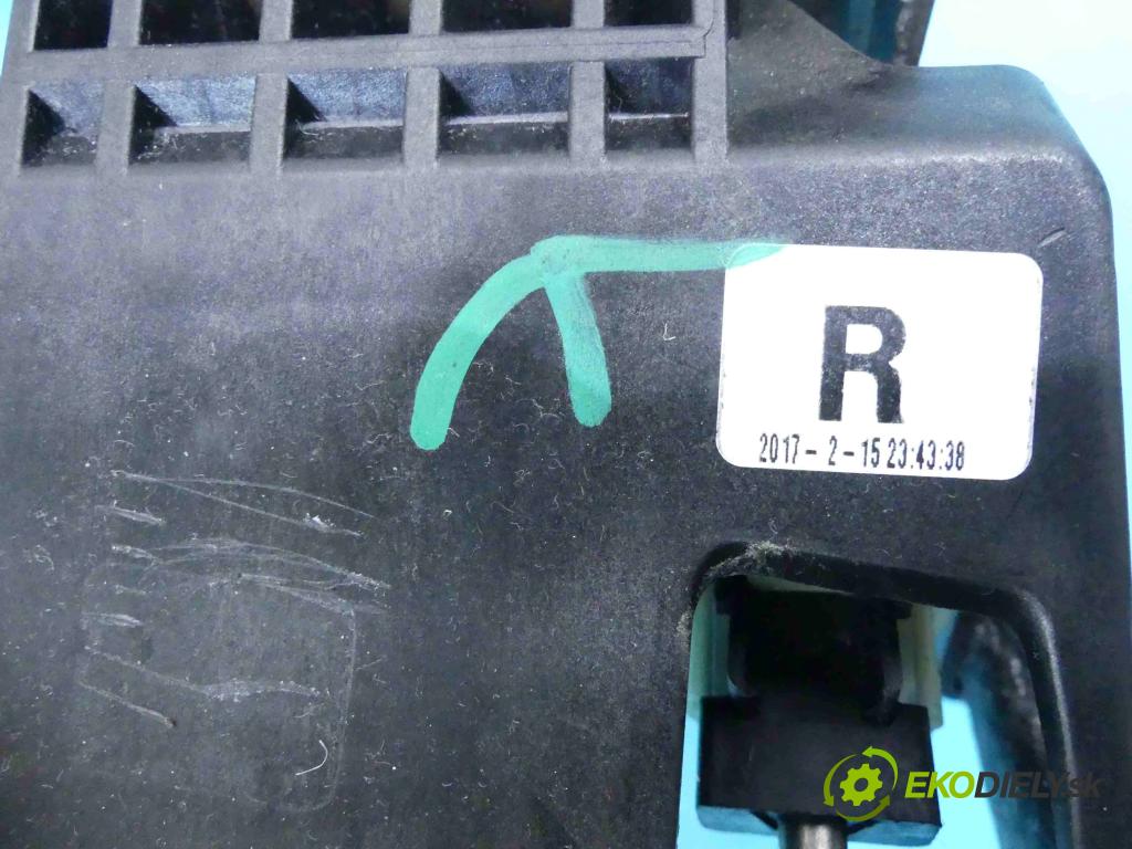 Peugeot 208 I 2012-2019 1.6 hdi 75 HP manual 55 kW 1560 cm3 5- Páka: Změny: stupeň,rýchlosť  (Rýchlostné páky / kulisy)