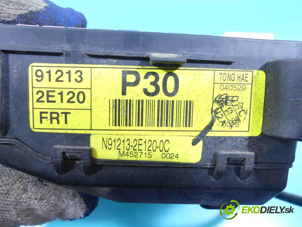 Hyundai Tucson I 2004-2009 2.0 crdi 113 hp manual 83 kW 1991 cm3 5- skříňka pojistková 91213-2E120 (Pojistkové skříňky)