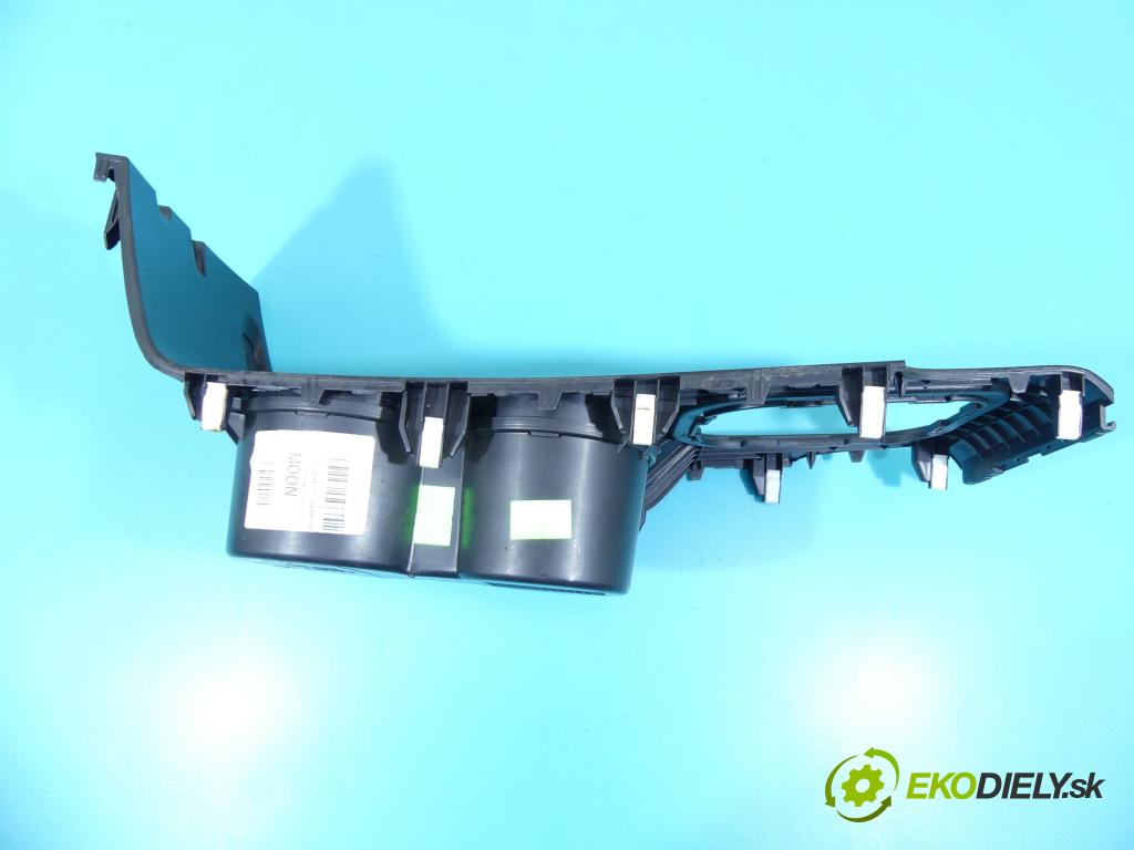 Hyundai Ix35 2.0 16v 163 HP manual 120 kW 1998 cm3 5- Rukojeť: na nápoje: 84652-2Y000 (Úchyty, držiaky na nápoje)