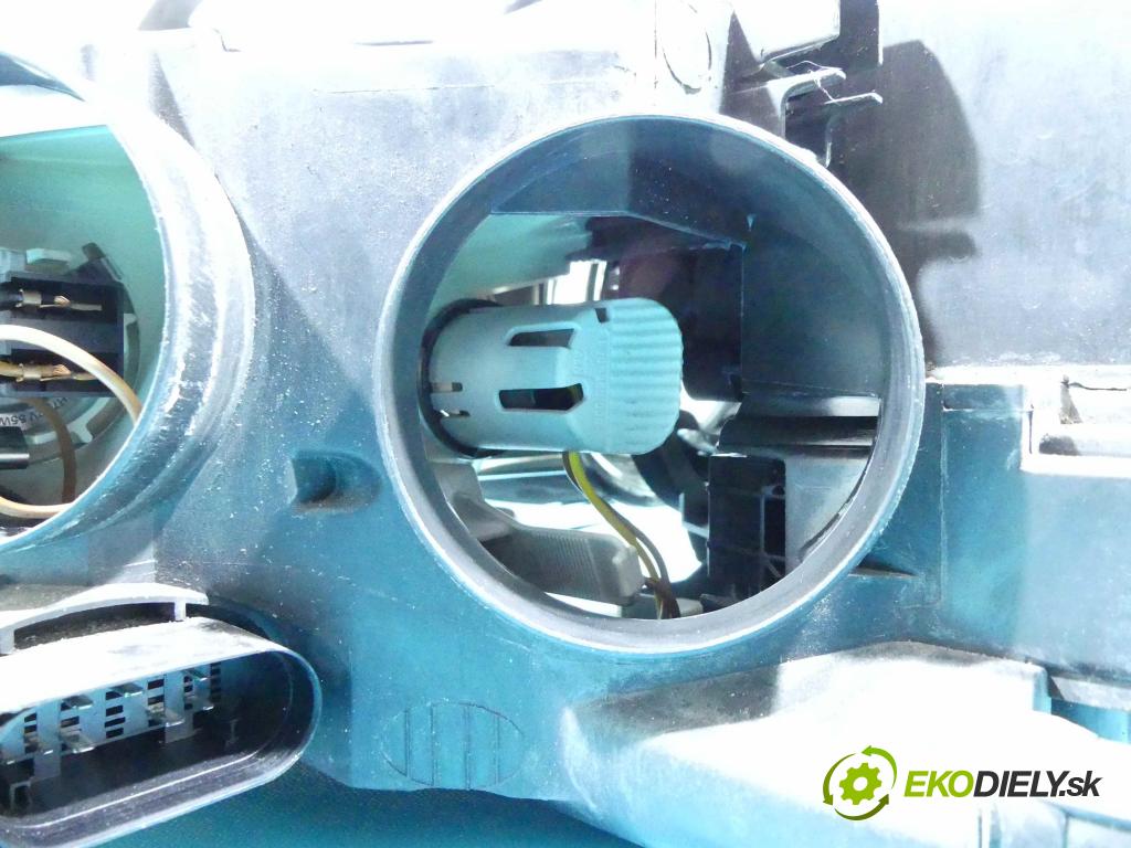 Vw Passat CC 2008-2016 2.0 tdi 170 HP automatic 125 kW 1968 cm3 4- Reflektor: pravý 0301239282 (Pravé)