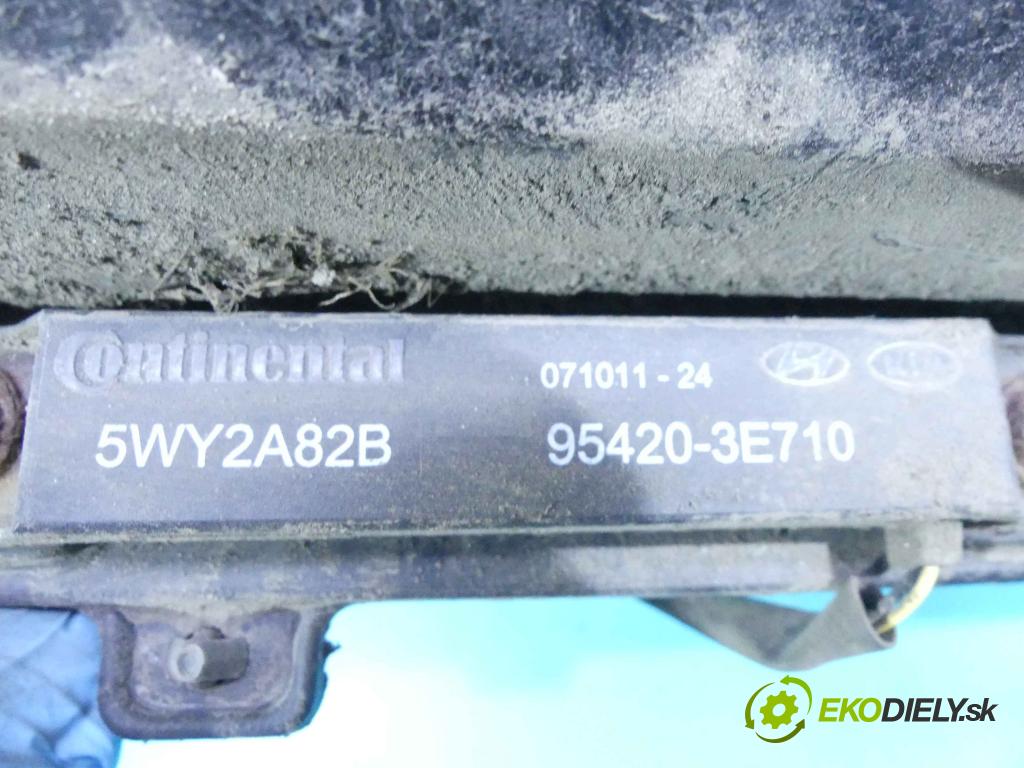 Hyundai Ix35 2.0 16v 163 hp manual 120 kW 1998 cm3 5- výztuha nárazníku zadní 95420-3E710