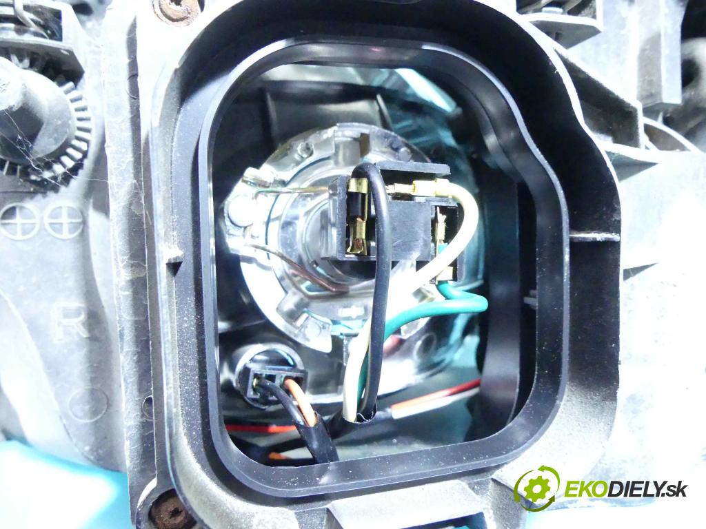 Ford Focus Mk1 1998-2004 1.8 tddi 90 HP manual 66 kW 1753 cm3 5- Reflektor: pravý  (Pravé)