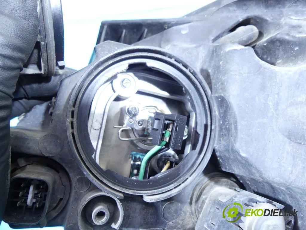 Kia Ceed I 2006-2012 1.6 crdi 116 HP manual 85 kW 1582 cm3 5- Reflektor: pravý 92102-1H (Pravé)