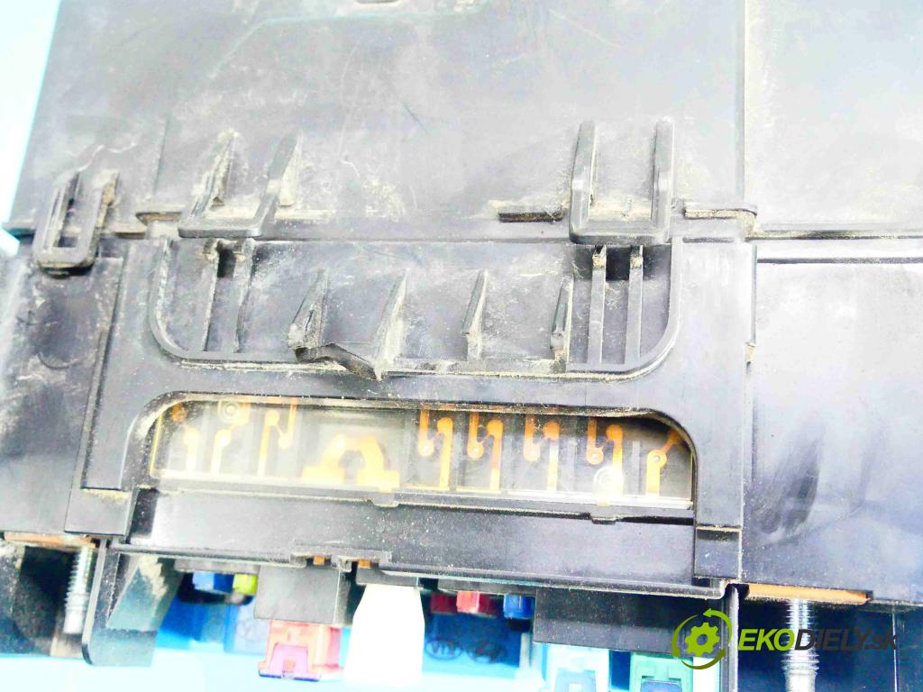 Kia Ceed I 2006-2012 1.6 crdi 116 hp manual 85 kW 1582 cm3 5- skříňka pojistková 91951-0Q000 (Pojistkové skříňky)