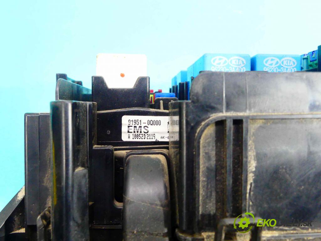 Kia Ceed I 2006-2012 1.6 crdi 116 hp manual 85 kW 1582 cm3 5- skříňka pojistková 91951-0Q000 (Pojistkové skříňky)