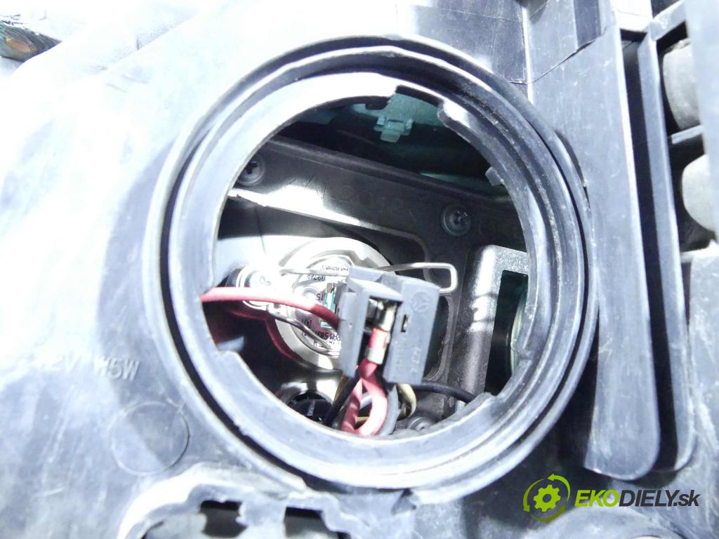 Kia Carnival II 2005-2014 2.9 crdi 185 HP automatic 136 kW 2902 cm3 5- Reflektor: pravý 92102-4D0XX (Pravé)