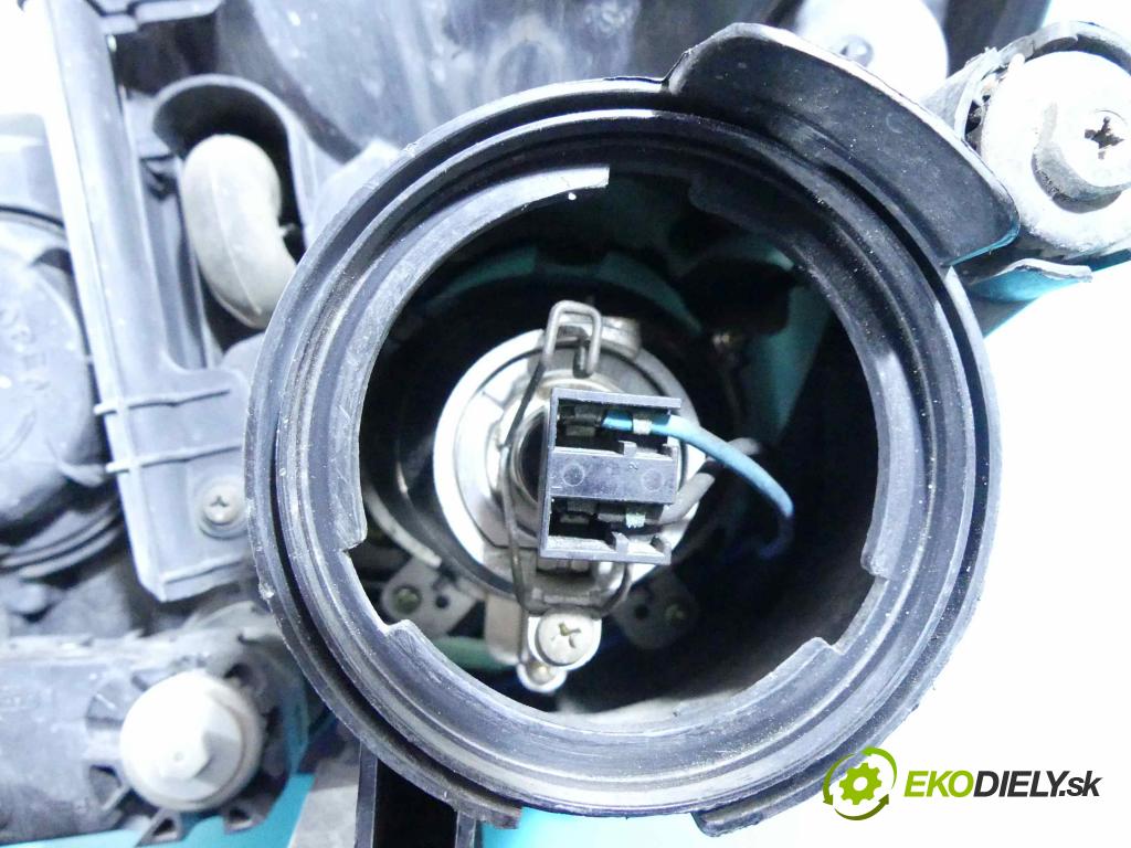 Kia Carnival II 2005-2014 2.9 crdi 185 HP automatic 136 kW 2902 cm3 5- Reflektor: pravý 92102-4D0XX (Pravé)