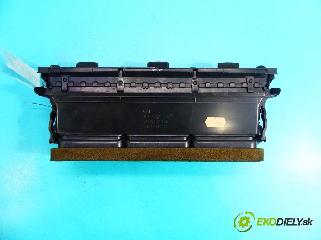 Audi A8 D2 1994-2002 3.7 V8 230 HP automatic 169 kW 3697 cm3 4- Mřížka: kúrenia stredová 4D0820951 (Mriežky kúrenia (fukáre))