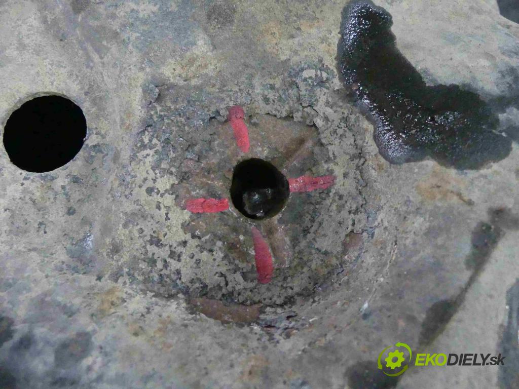 Toyota Corolla E12 2001-2009 2.0 D4D 90 HP manual 66 kW 1995 cm3 3- výstuha motora