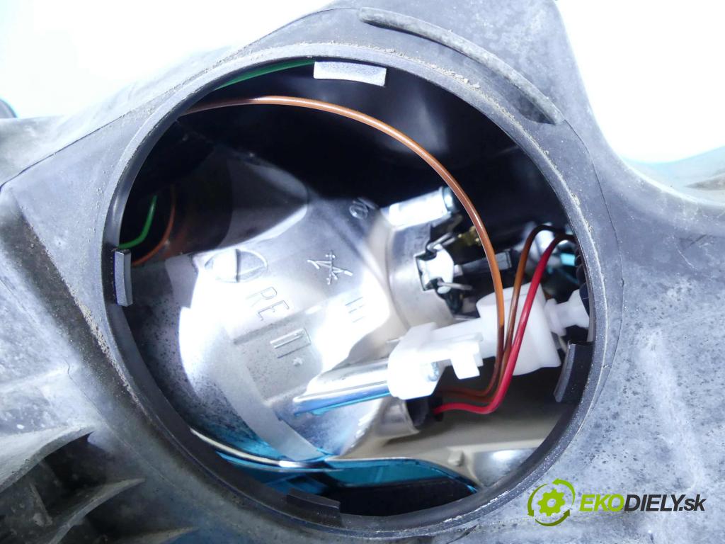 Ford Fiesta Mk7 2008-2017 1.4 tdci 70 HP manual 51,5 kW 1399 cm3 5- Reflektor: pravý 8A61-13W029-AJ (Pravé)