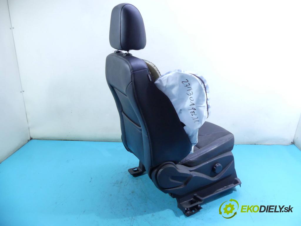 Ford Kuga II 2013-2019 2.0 tdci 150 HP manual 110 kW 1997 cm3 5- Sedačka pravý  (Sedačky, sedadlá)