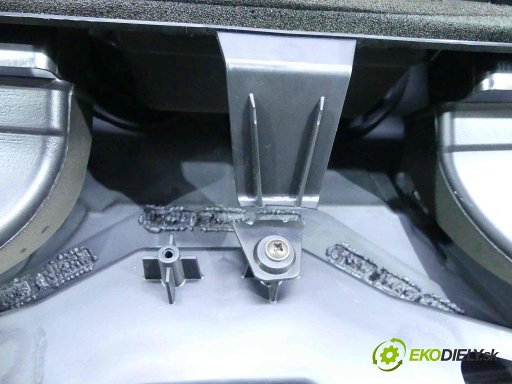 Ford Fiesta Mk6 2002-2008 1.4 tdci 68 HP manual 50 kW 1399 cm3 5- kokpit,pristrojová doska rozdeľovacia