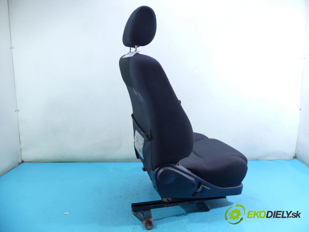 Toyota Corolla Verso II 2004-2009 2.0 D4D 116 HP manual 85 kW 1995 cm3 5- Sedačka pravý  (Sedačky, sedadlá)