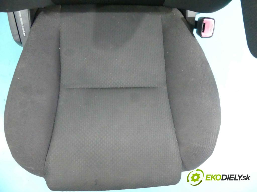 Toyota Corolla Verso II 2004-2009 2.0 D4D 116 HP manual 85 kW 1995 cm3 5- Sedačka pravý  (Sedačky, sedadlá)