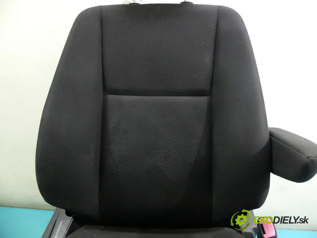 Toyota Corolla Verso II 2004-2009 2.0 D4D 116 HP manual 85 kW 1995 cm3 5- Sedačka pravý  (Sedačky, sedadlá)