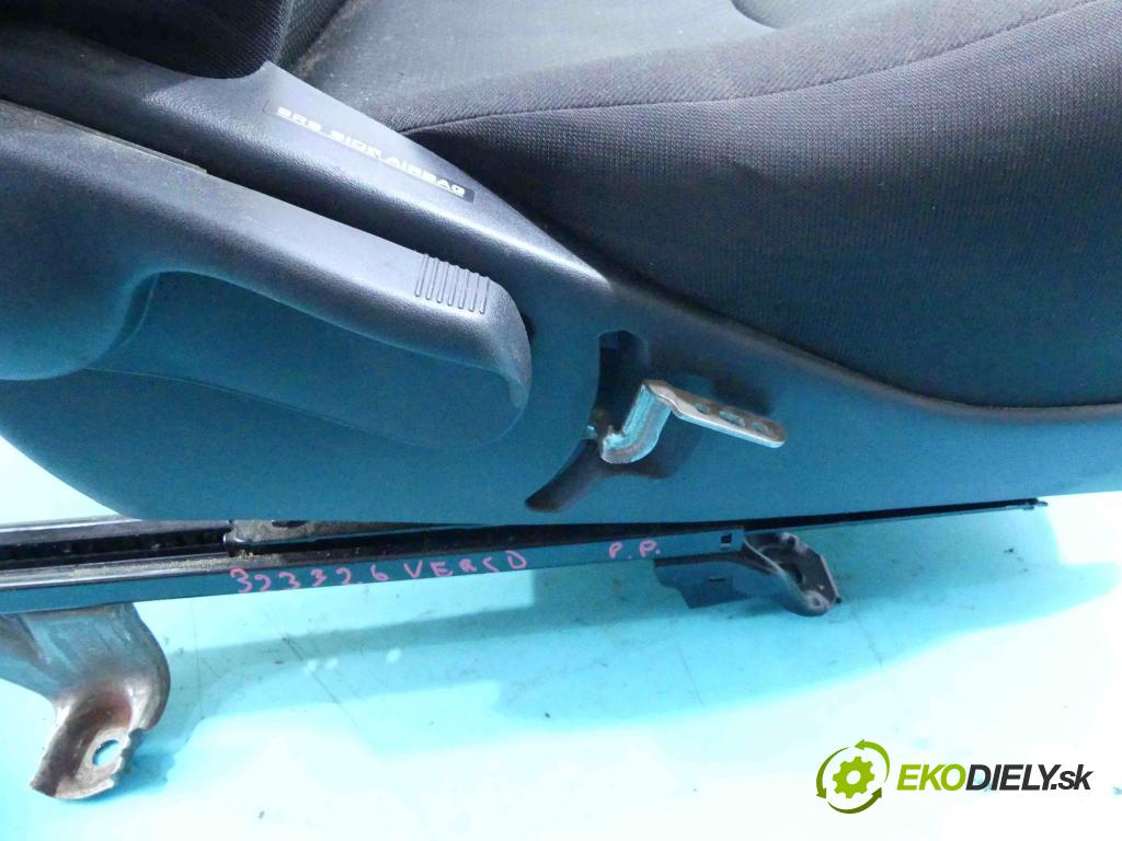 Toyota Corolla Verso II 2004-2009 2.0 D4D 116 HP manual 85 kW 1995 cm3 5- Sedačka pravý  (Sedačky, sedadlá)