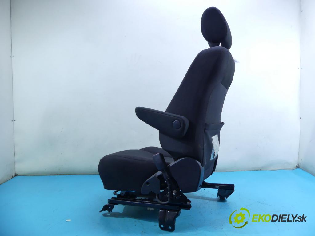 Toyota Corolla Verso II 2004-2009 2.0 D4D 116 HP manual 85 kW 1995 cm3 5- Sedačka pravý  (Sedačky, sedadlá)