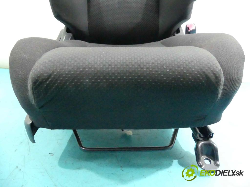 Toyota Corolla Verso II 2004-2009 2.0 D4D 116 HP manual 85 kW 1995 cm3 5- Sedačka pravý  (Sedačky, sedadlá)