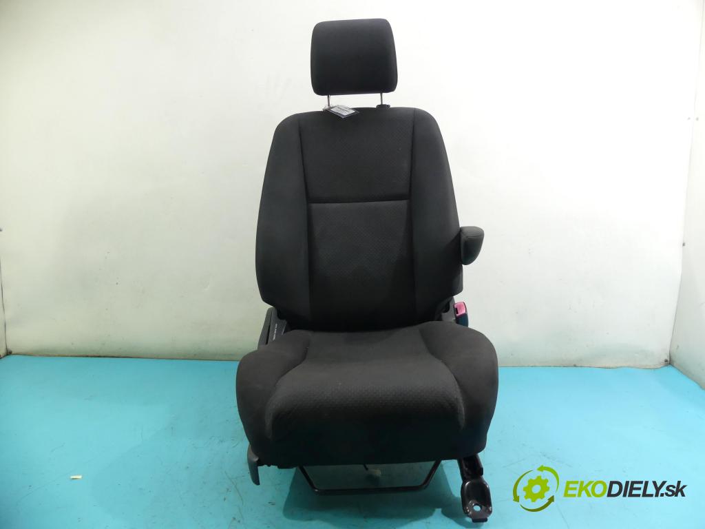 Toyota Corolla Verso II 2004-2009 2.0 D4D 116 HP manual 85 kW 1995 cm3 5- Sedačka pravý  (Sedačky, sedadlá)