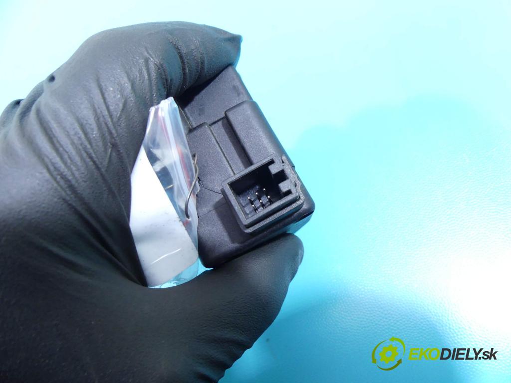 Audi A4 B8 2007-2015 2.0 TDI 143 HP automatic 105 kW 1968 cm3 4- Blokáda: řízení: 8K0905852D (Ostatné)