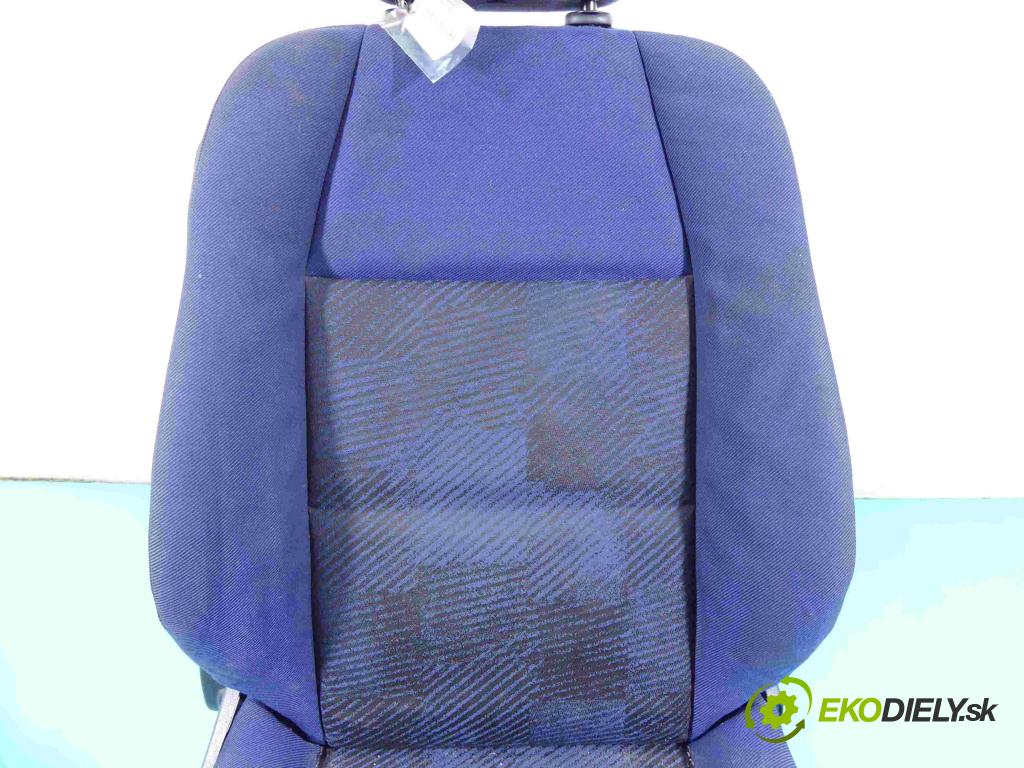 Peugeot 307 1.4 8v 75 HP manual 55 kW 1360 cm3 3- Sedačka pravý  (Sedačky, sedadlá)