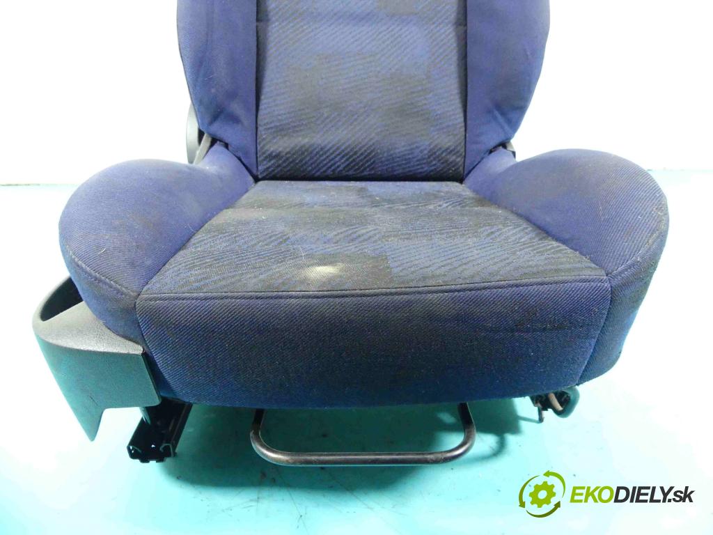 Peugeot 307 1.4 8v 75 HP manual 55 kW 1360 cm3 3- Sedačka pravý  (Sedačky, sedadlá)