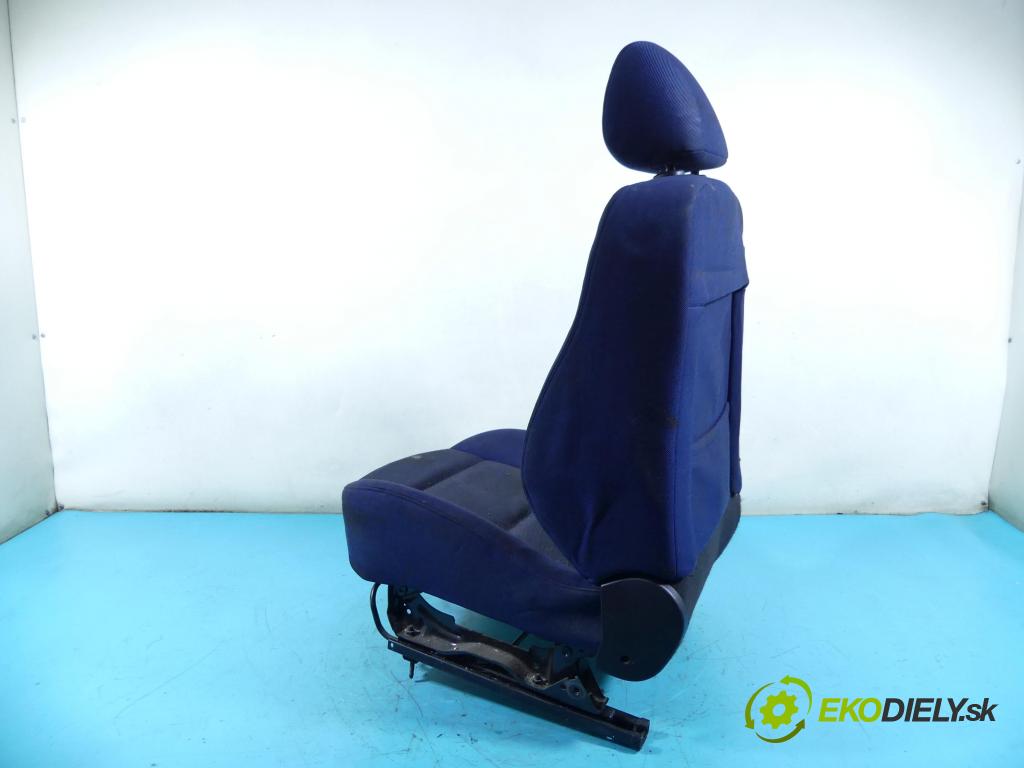 Peugeot 307 1.4 8v 75 HP manual 55 kW 1360 cm3 3- Sedačka pravý  (Sedačky, sedadlá)
