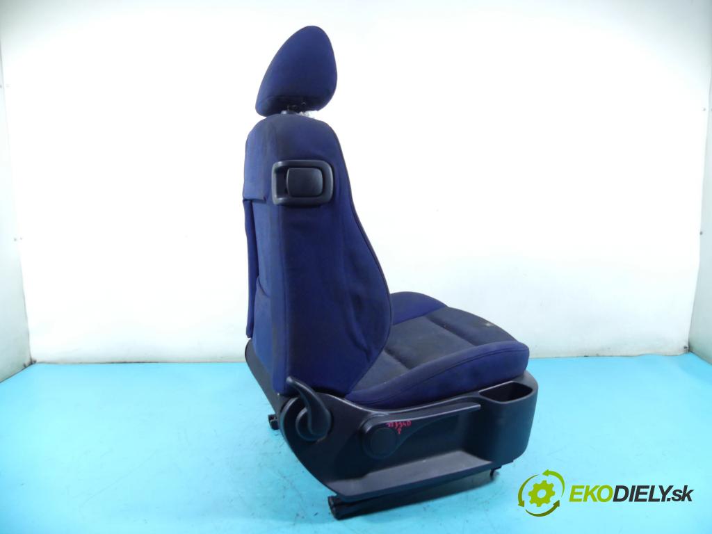 Peugeot 307 1.4 8v 75 HP manual 55 kW 1360 cm3 3- Sedačka pravý  (Sedačky, sedadlá)