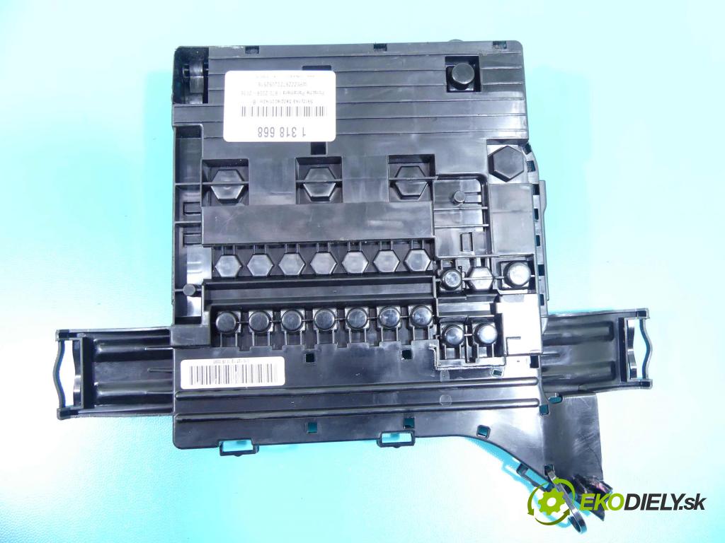 Porsche Panamera I 970 2009-2016 4.8 V8 400KM automatic 294 kW 4806 cm3 5- skříňka pojistková 970.610.303.01 (Pojistkové skříňky)