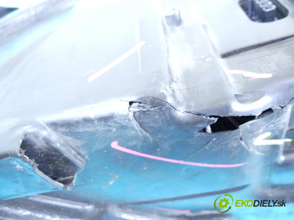 Audi A8 D3 2002-2009 3.0 tdi 232KM automatic 171 kW 2967 cm3 4- Reflektor: pravý  (Pravé)