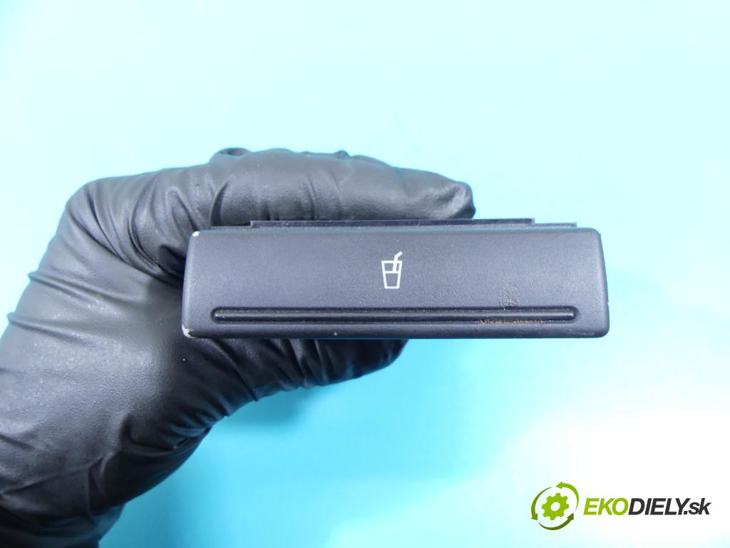 Audi A6 C5 1997-2004 2.5 TDI 179KM automatic 132 kW 2496 cm3 5- Rukojeť: na nápoje: 4B0862534D (Úchyty, držiaky na nápoje)