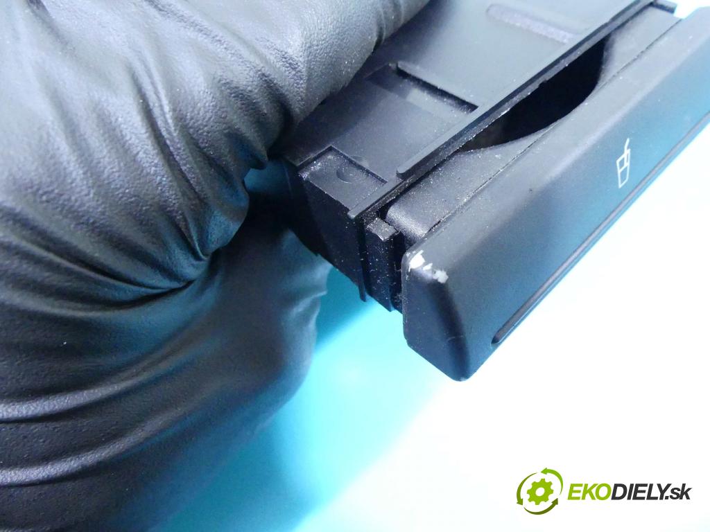 Audi A6 C5 1997-2004 2.5 TDI 179KM automatic 132 kW 2496 cm3 5- Rukojeť: na nápoje: 4B0862534D (Úchyty, držiaky na nápoje)