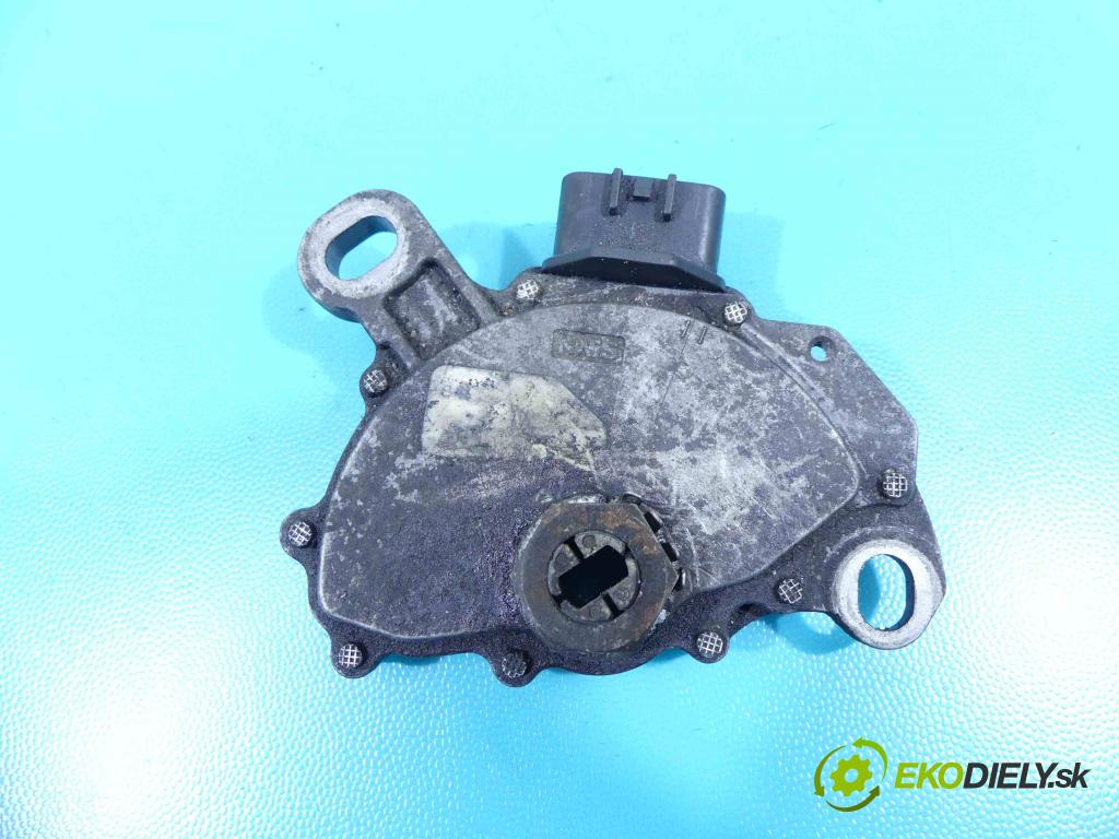 Alfa romeo 166 2.4 jtd 175 HP automatic 129 kW 2387 cm3 4- Ovladač: ostatné 46757804