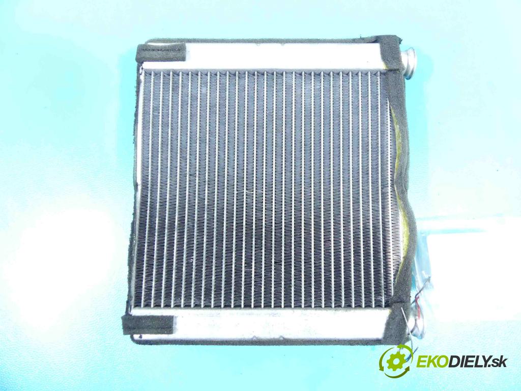 Audi A8 D3 2002-2009 3.0 tdi 232KM automatic 171 kW 2967 cm3 4- radiátor  (Radiátory topení)